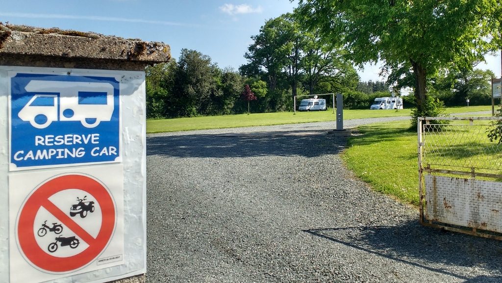 motorhome aire Saint Saturnin France