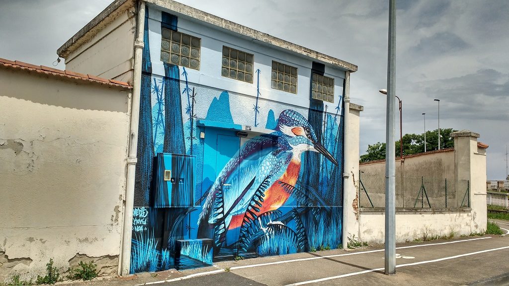 Lovely artwork on an otherwise-drab building at one end of the basin in Roanne