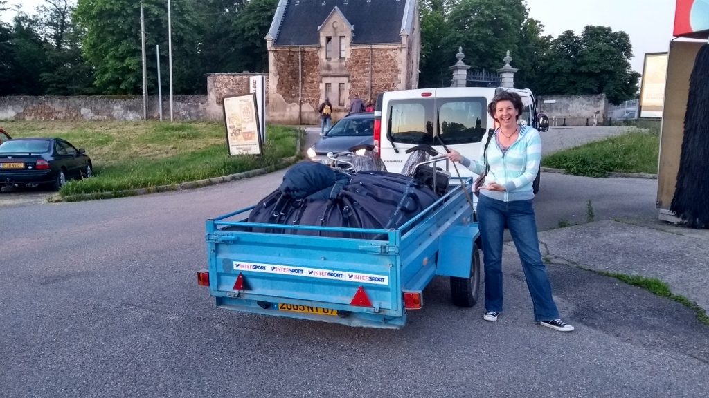 A montgolfiere arriving! They all came in surprisingly small 4x4-trailer rigs