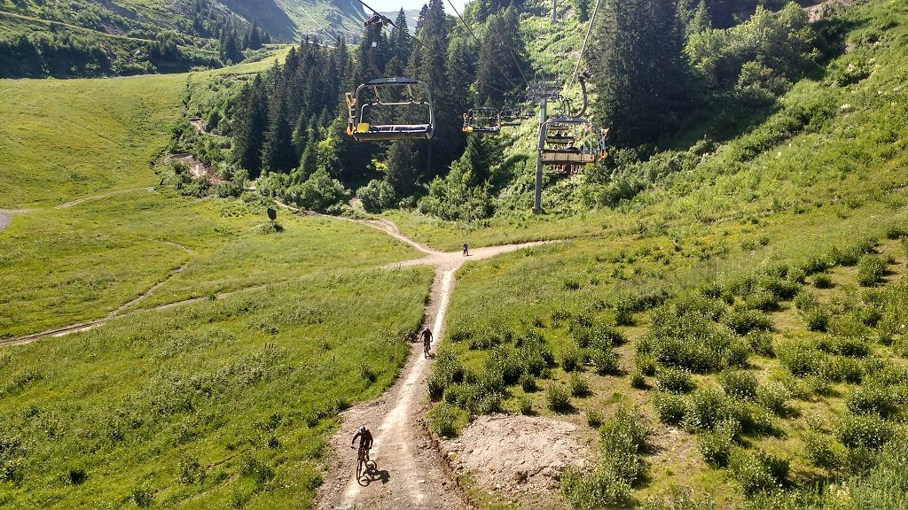 VTT (mountain bikers) at Pre la Joux, in full-face helmets and with full body armour