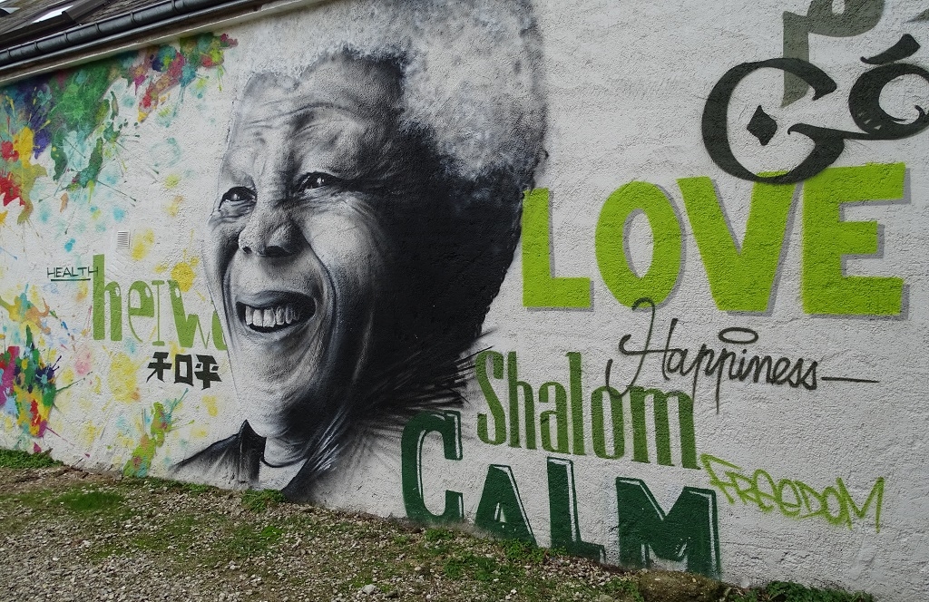 A message of peace on the wall near the aire in Saran