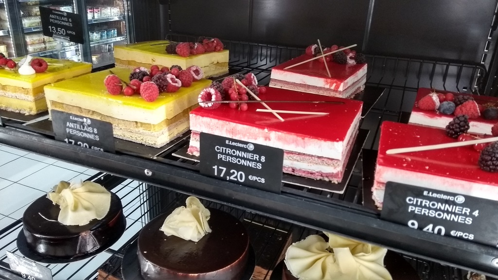 Artful cakes in E Leclerc. Only when I closed the glass door did I see the sign asking me not to open the glass door. Whoops.