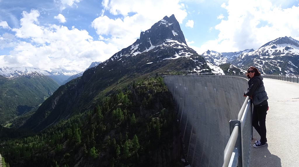 Person looking out from the Barrage d'Emosson