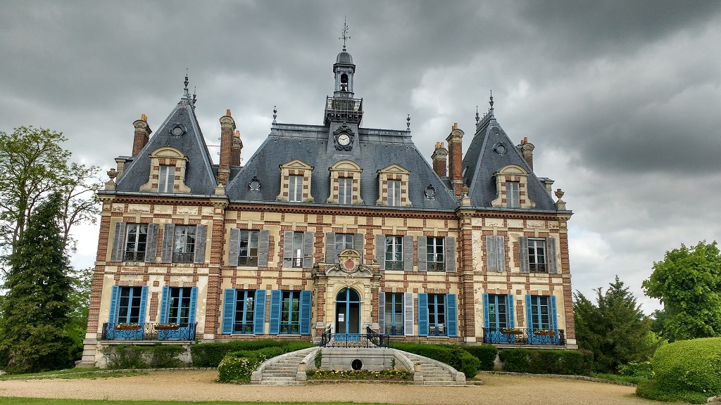 The beautiful and at once run-of-the-mill chateau at Nogent-le-Roi, France