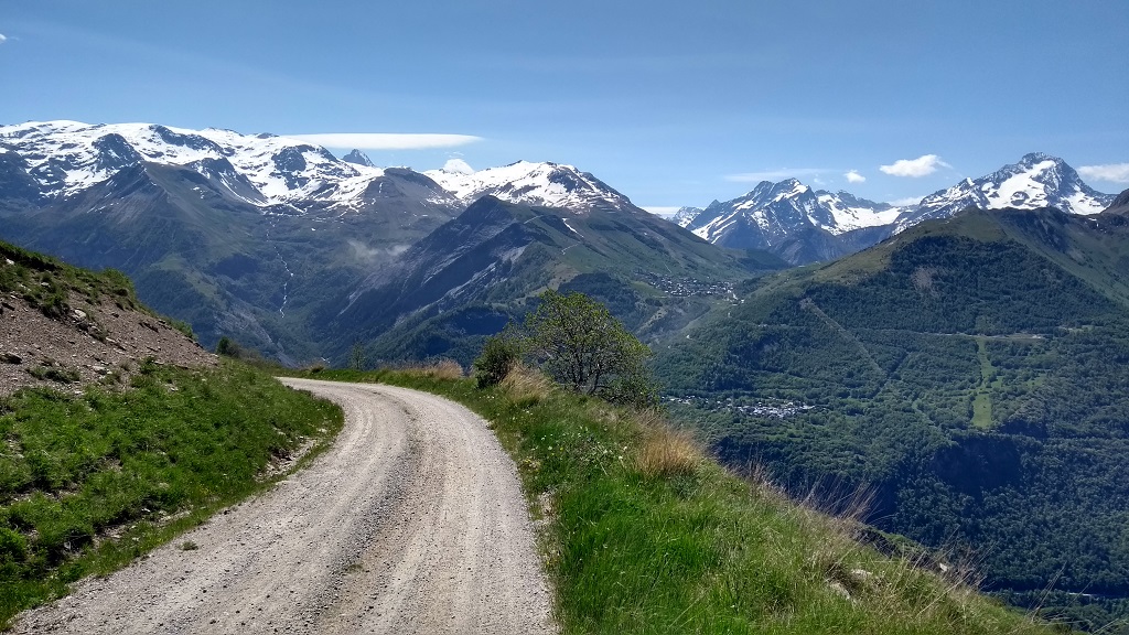Running a mountain road between Alpe d'Huez and Station de Auris