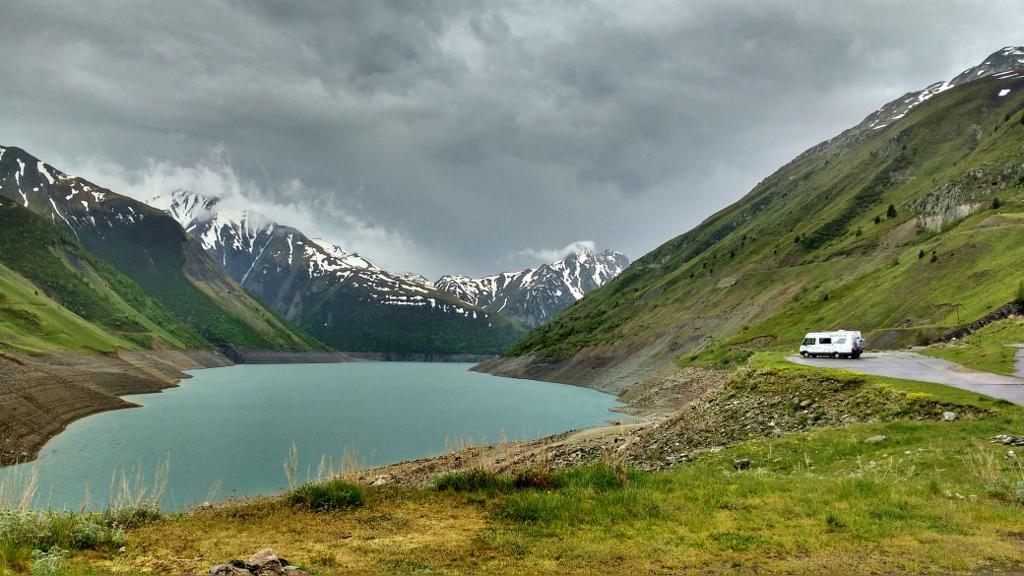 Motorhome parking at Lac du Grand Maison, France