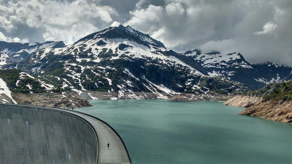 Running across the barrage d'Emosson