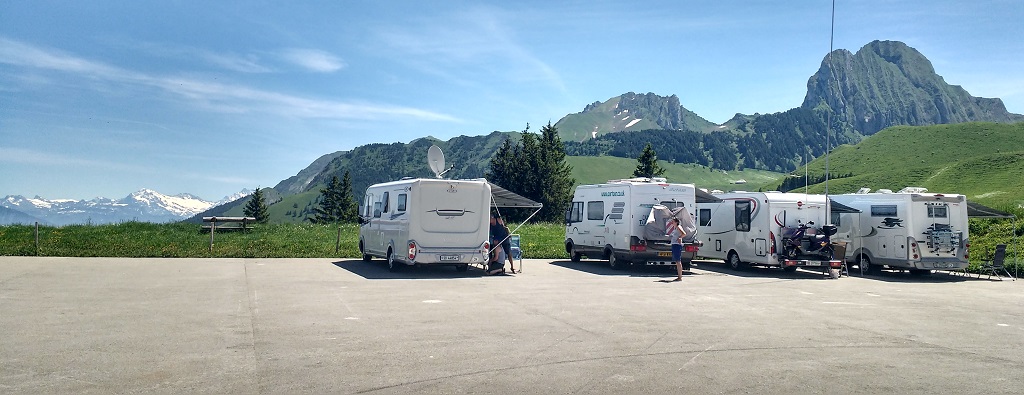 Motorhomes in a car park on the Gurnigel Pass overnight by the Gantrsich natural park