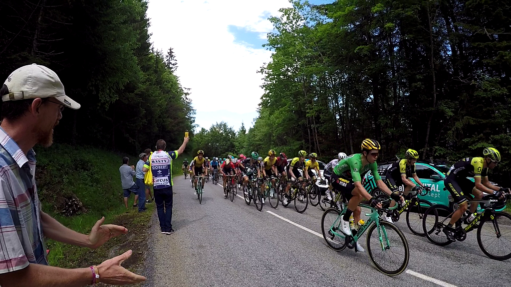 The peloton on a stage of the Critérium du Dauphiné near the top of the Col du Granier