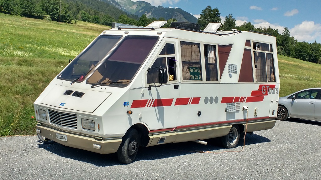  We spotted this funky old motorhome at the aire at Torrent-Neuf. Cool eh?