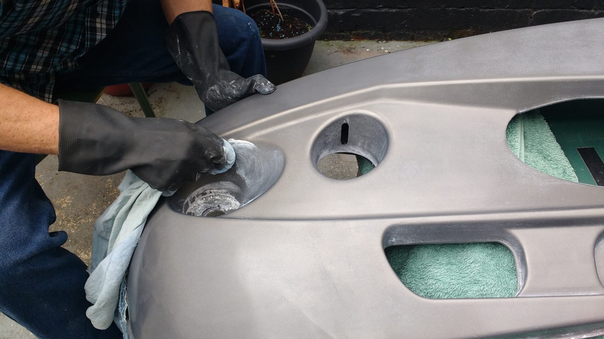 Using rubbing compound to get a shine on the bumper lacquer