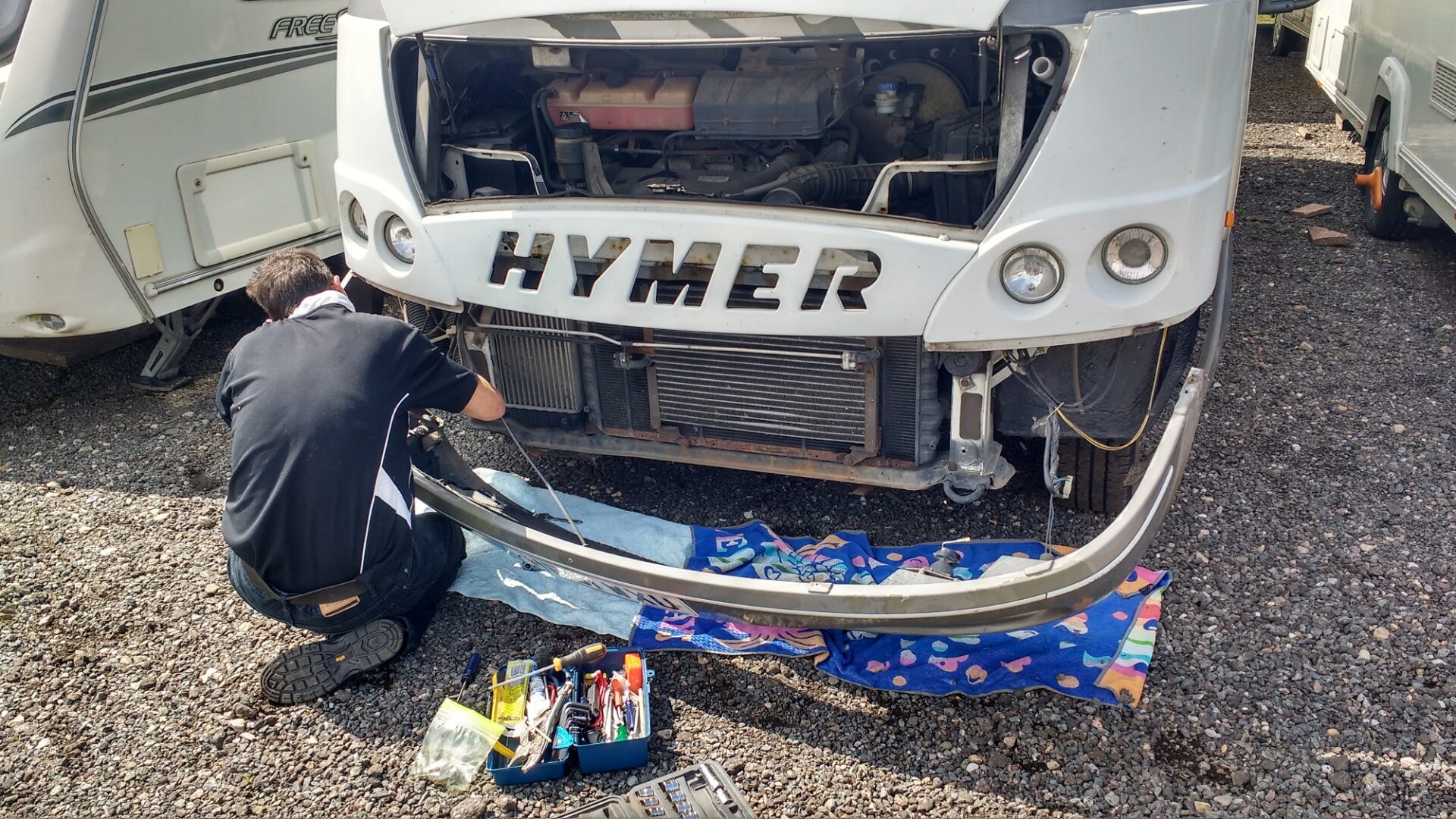Dropping the front bumper from a Hymer B544 motorhome