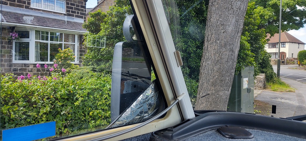 Crunch! Tree: 1 Wing Mirror: 0