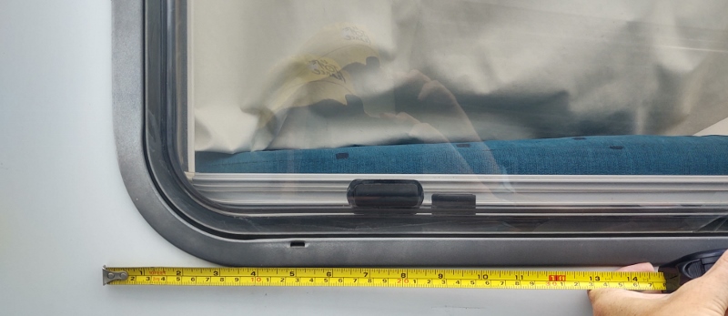 measuring Hymer motorhome habitation window