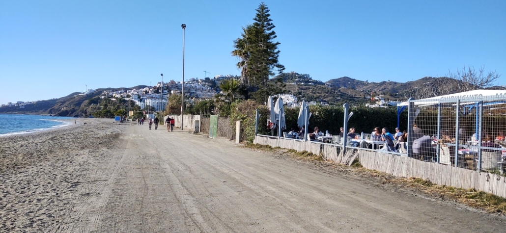 We were able to eat out yesterday lunchtime at Chiringuito Mauri, an informal beach restaurant close to the site
