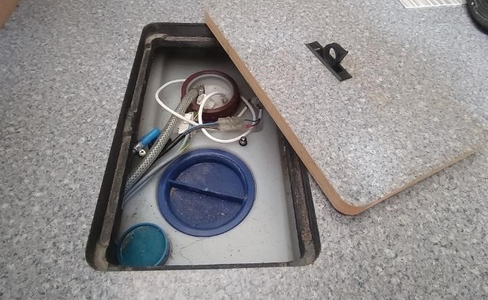 Under-floor motorhome camper van fresh water tank submersible pump