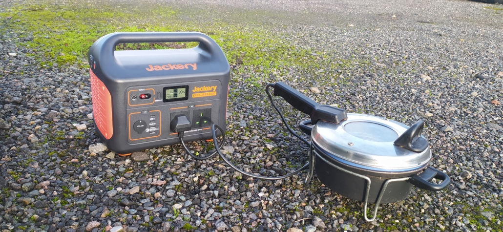 Running a Remoska on the Jackery 1000's inverter, drawing around 425W 