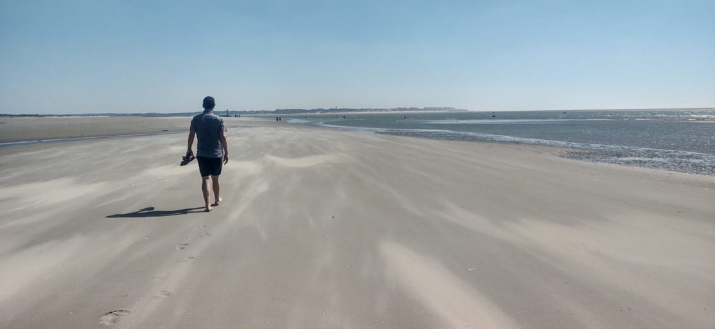 The wide low-tide beach at Sainte-Cécile-Plage