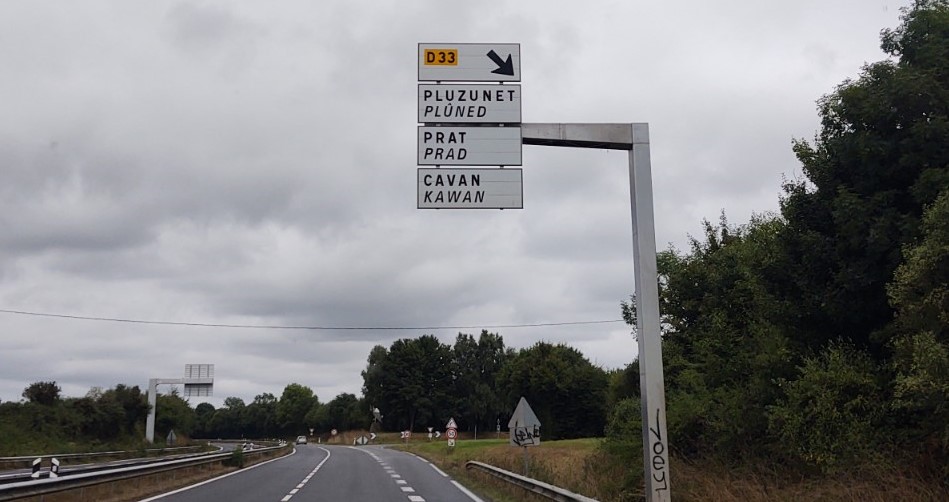 Bilingual French-Breton road sign