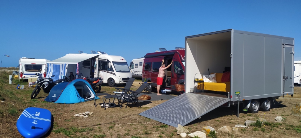 A new one on us: a nearby rig has large trailer (fairly normal) but this one has a sofa (never seen that before). It facing straight out to sea