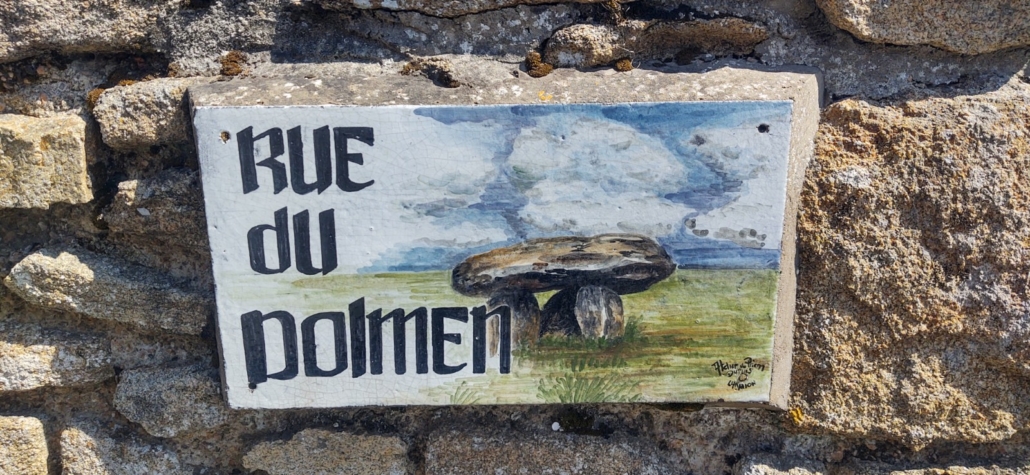 rue des dolmen street sign