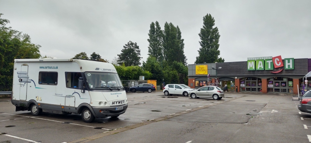 Start of the pre-ferry chores: clothes washing at Supermarché Match in Trépied