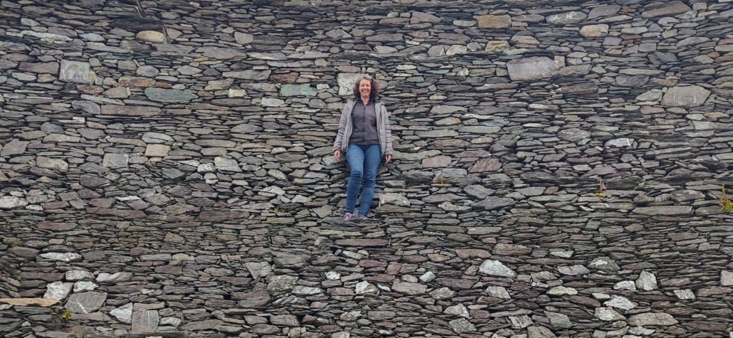 Concentric steps are built into the inside of one of the forts near Cahersiveen, making it look like Ju's floating! 