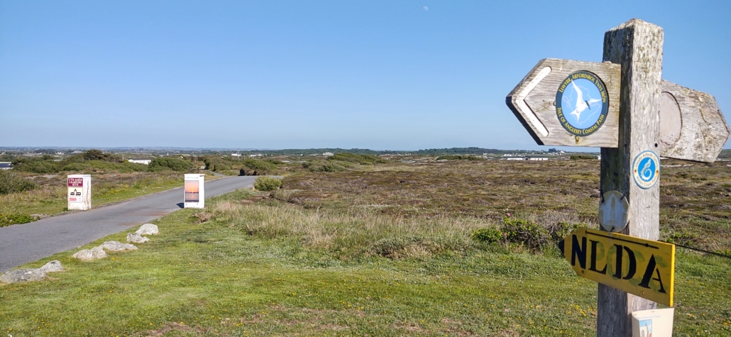 Tiny signs ending in 'DA' direct you towards temporary holiday sites