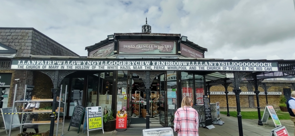 Llanfairpwllgwyngyllgogerychwyrndrobwllllantysiliogogogoch Shopping Centre