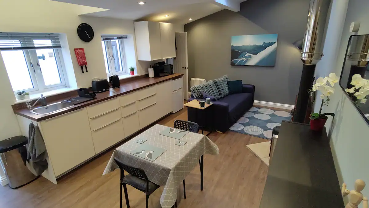 Kitchen, dining and living space in the the Kimberley Hideaway, AirBnB Nottingham