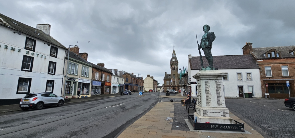 Annan war memorial with statue of man on top of it